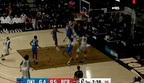 华体会官方入口-杨瀚森上篮被对手凶狠犯规拦下，随后罚球命中砍下第12分