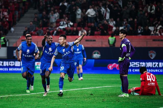 他是传奇！于汉超玄学再发威 德比战差点掀翻海港